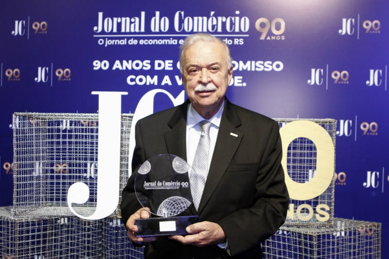 Presidente da Fiergs, Gilberto Petry, recebeu troféu nos 90 Anos do JC