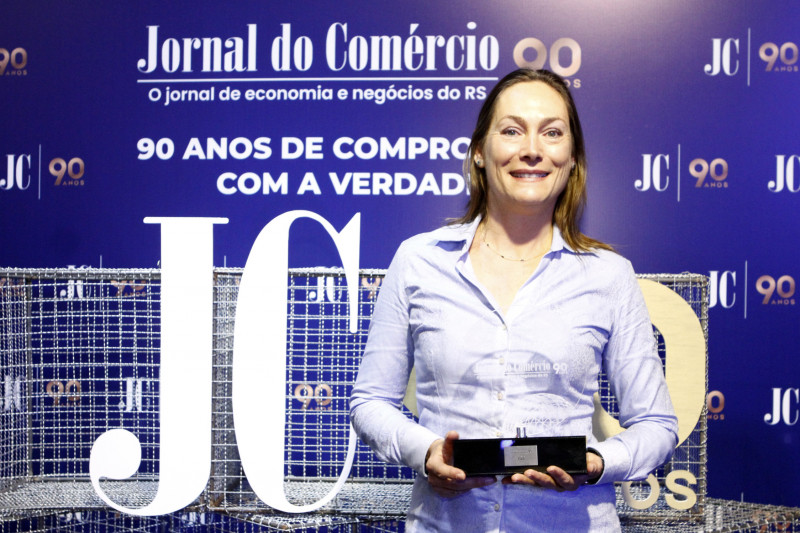 Lara Lutzenberger recebeu o troféu Destaque Sustentabilidade no evento dos 90 anos do JC