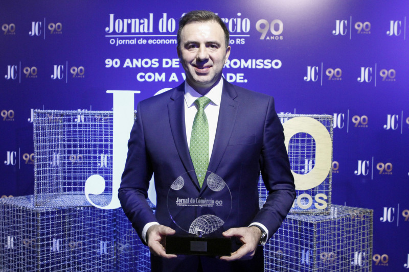 O presidente da Be8, Erasmo Carlos Battistella, recebeu do JC o Prêmio Destaques do Ano na categoria "Energia"