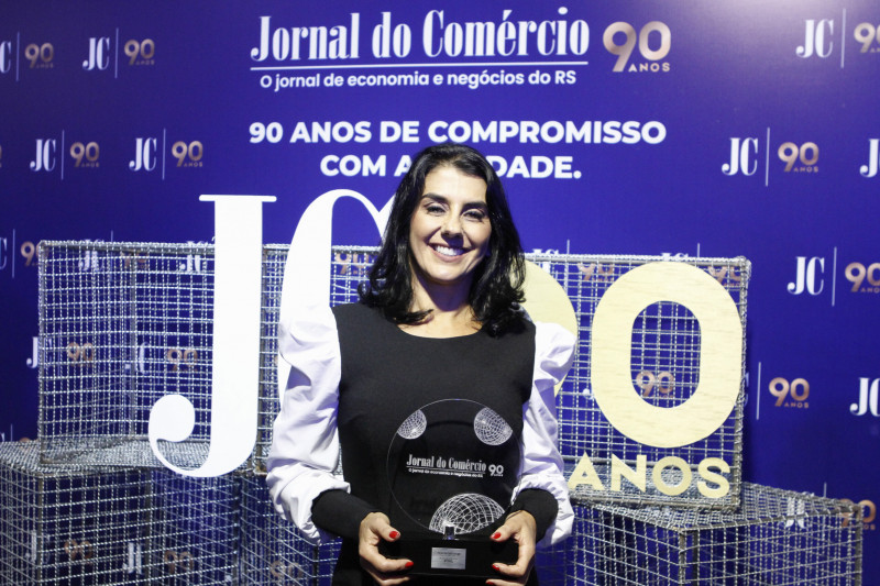 Diretora de Logística e Distribuição da Stihl, Silvana Carvalho recebeu troféu nos 90 Anos do JC