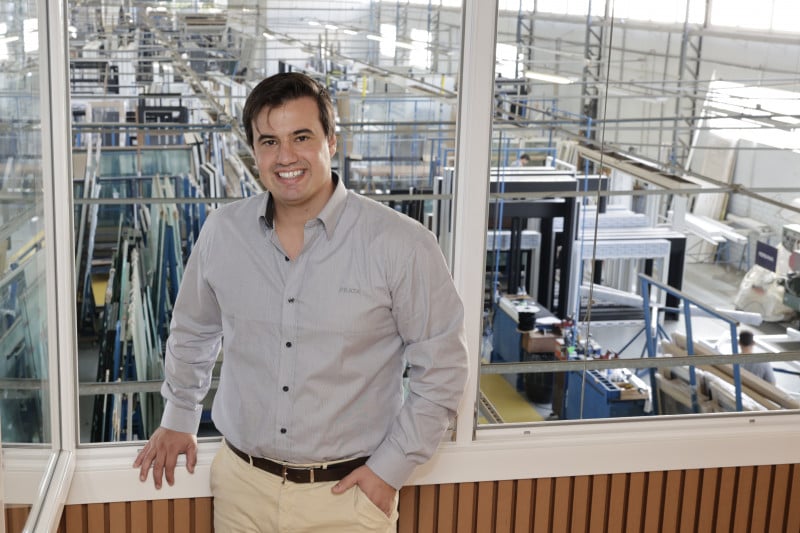 Paulo Agnoletto J&uacute;nior comanda a  Prata Esquadrias Foto: T&Acirc;NIA MEINERZ/JC