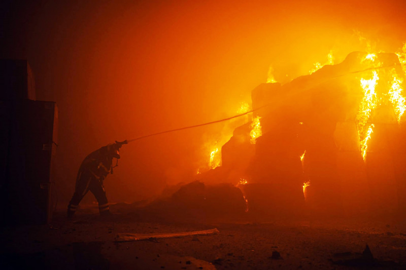 Detritos caíram em várias áreas de Kiev, provocando um incêndio em uma casa
