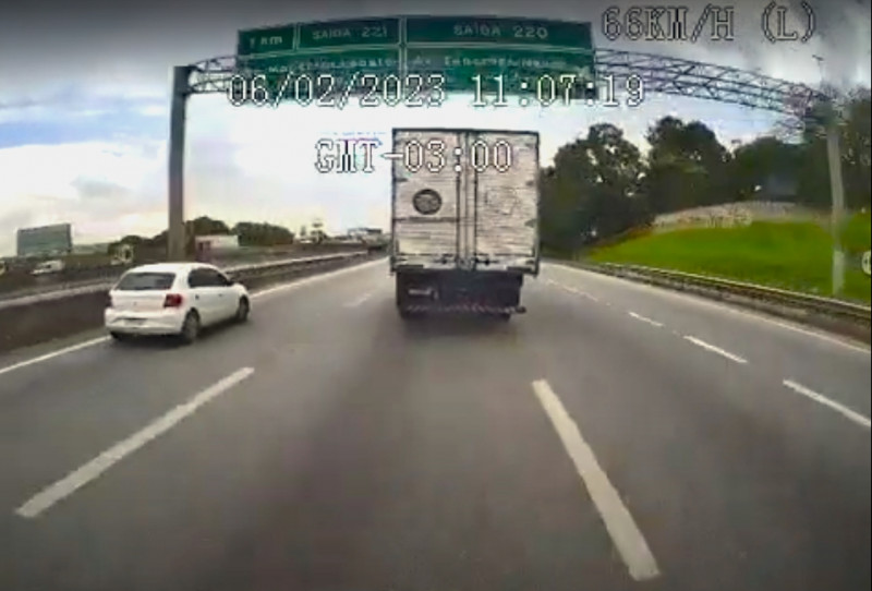 {'nm_midia_inter_thumb1':'https://www.jornaldocomercio.com/_midias/jpg/2023/05/29/206x137/1_camera_anticolisao___inteligencia_artificial___onibus___buser___mercado_digital-10223749.jpg', 'id_midia_tipo':'2', 'id_tetag_galer':'', 'id_midia':'6474ff507c888', 'cd_midia':10223749, 'ds_midia_link': 'https://www.jornaldocomercio.com/_midias/jpg/2023/05/29/camera_anticolisao___inteligencia_artificial___onibus___buser___mercado_digital-10223749.jpg', 'ds_midia': 'c&acirc;mera anticolis&atilde;o - intelig&ecirc;ncia artificial - &ocirc;nibus - buser - mercado digital', 'ds_midia_credi': 'Buser/Divulga&ccedil;&atilde;o/JC', 'ds_midia_titlo': 'c&acirc;mera anticolis&atilde;o - intelig&ecirc;ncia artificial - &ocirc;nibus - buser - mercado digital', 'cd_tetag': '1', 'cd_midia_w': '800', 'cd_midia_h': '542', 'align': 'Left'}