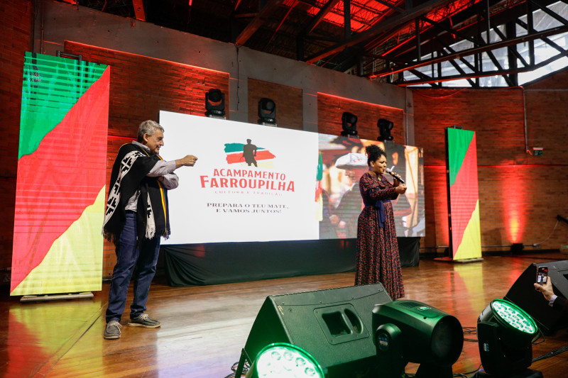 Liliana Cardoso, ao lado do prefeito Sebastião Melo, informa que a montagem dos piquetes terá início no dia 18 de agosto