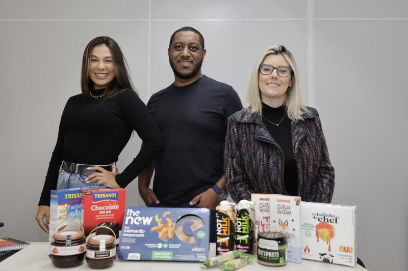 Luíza Nascimento, Maxtey Dias e Julinne Boeira tocam a Flor de Abril, distribuidora de alimentos veganos que funciona em Porto Alegre Foto: T/TÂNIA MEINERZ/JC