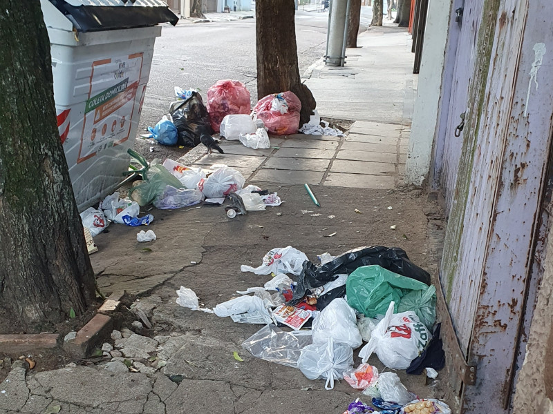 Resíduos que poderiam ser reciclados se acumulam em contêineres