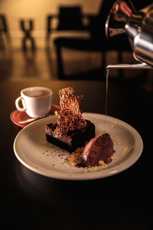 A sobremesa que faz sucesso entre a clientela é o bolo fudge de chocolate 70% com sorvete de chocolate e calda de whisky Foto: Vini Dalla Rosa/Moeda/Divulgação/JC