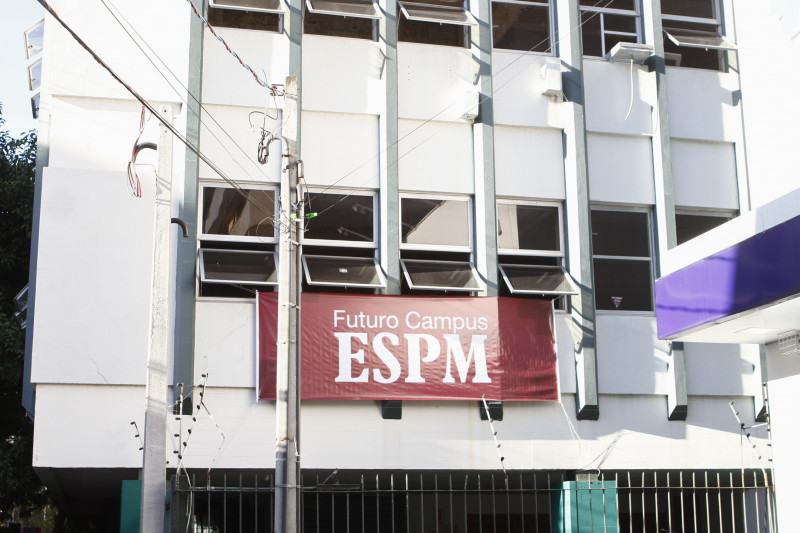 O prédio fica na Rua Padre Chagas, esquina com a Rua Luciana de Abreu, no bairro Moinhos de Vento