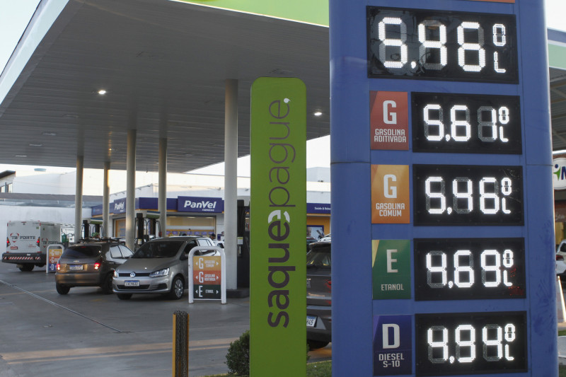 O ICMS da gasolina subirá R$ 0,15, para R$ 1,37 por litro. No diesel, a alta será de R$ 0,12, para R$ 1,06 por litro