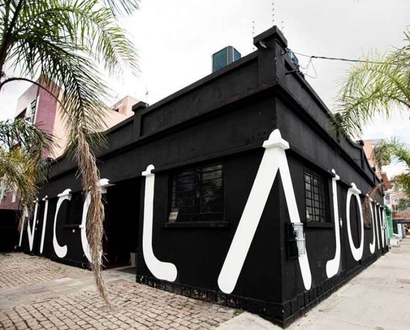 {'nm_midia_inter_thumb1':'https://www.jornaldocomercio.com/_midias/jpg/2023/06/01/206x137/1_minuto_varejo_nicola_design_irmaos_decoracao_fachada_jornal_do_comercio-10229194.jpg', 'id_midia_tipo':'2', 'id_tetag_galer':'', 'id_midia':'6478ca312a0db', 'cd_midia':10229194, 'ds_midia_link': 'https://www.jornaldocomercio.com/_midias/jpg/2023/06/01/minuto_varejo_nicola_design_irmaos_decoracao_fachada_jornal_do_comercio-10229194.jpg', 'ds_midia': 'Minuto Varejo - loja decoração - design sofisticado - Nicola Design - Quarto Distrito - fachada - Porto Alegre', 'ds_midia_credi': 'RAUL KREBS/DIVULGAÇÃO/JC', 'ds_midia_titlo': 'Minuto Varejo - loja decoração - design sofisticado - Nicola Design - Quarto Distrito - fachada - Porto Alegre', 'cd_tetag': '1', 'cd_midia_w': '800', 'cd_midia_h': '645', 'align': 'Left'}