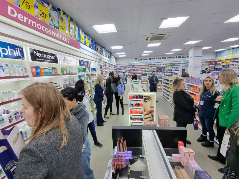 Além das produções de medicamentos, que pararam nas empresas, pelo menos uma indústria ficou alagada