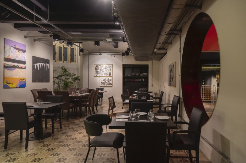 O restaurante acomoda cerca de 82 pessoas e conta com três ambientes Foto: Cristiano Bauce/Moeda/Divulgação/JC 