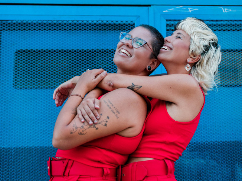 Nas vozes de Amanda Gabana e Gabriela Lery, espetáculo acontece nesta quinta (8), às 21h
