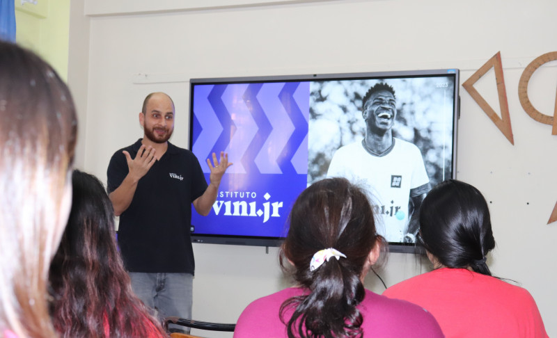 Entidade do atacante brasileiro fará a primeira ação no Rio Grande do Sul, com um espaço tecnológico