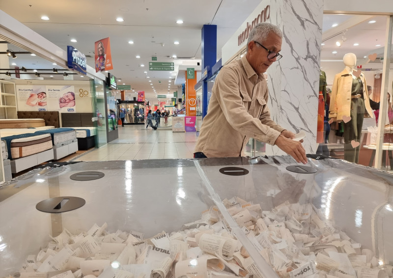 {'nm_midia_inter_thumb1':'https://www.jornaldocomercio.com/_midias/jpg/2023/06/05/206x137/1_minuto_varejo_totaletas_shopping_total_cliente_jornal_do_comercio-10231516.jpg', 'id_midia_tipo':'2', 'id_tetag_galer':'', 'id_midia':'647dc6d53c0a3', 'cd_midia':10231516, 'ds_midia_link': 'https://www.jornaldocomercio.com/_midias/jpg/2023/06/05/minuto_varejo_totaletas_shopping_total_cliente_jornal_do_comercio-10231516.jpg', 'ds_midia': 'Minuto Varejo - Shopping Total - totaletas - sorteio - cupons - vales-compra - cliente policial federal Gilberto C&ocirc;rtes- Porto Alegre - shopping center ', 'ds_midia_credi': 'PATR&Iacute;CIA COMUNELLO/ESPECIAL/JC', 'ds_midia_titlo': 'Minuto Varejo - Shopping Total - totaletas - sorteio - cupons - vales-compra - cliente policial federal Gilberto C&ocirc;rtes- Porto Alegre - shopping center ', 'cd_tetag': '1', 'cd_midia_w': '800', 'cd_midia_h': '565', 'align': 'Left'}