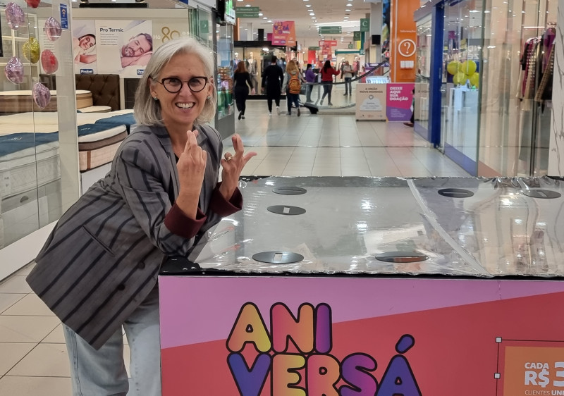 {'nm_midia_inter_thumb1':'https://www.jornaldocomercio.com/_midias/jpg/2023/06/05/206x137/1_minuto_varejo_totaletas_shopping_total_silvia_jornal_do_comercio-10231509.jpg', 'id_midia_tipo':'2', 'id_tetag_galer':'', 'id_midia':'647dc676313d0', 'cd_midia':10231509, 'ds_midia_link': 'https://www.jornaldocomercio.com/_midias/jpg/2023/06/05/minuto_varejo_totaletas_shopping_total_silvia_jornal_do_comercio-10231509.jpg', 'ds_midia': 'Minuto Varejo - Shopping Total - totaletas - sorteio - cupons - vales-compra - gerente comercial e de marketing Silvia Rachewsky - Porto Alegre - shopping center', 'ds_midia_credi': 'PATR&Iacute;CIA COMUNELLO/ESPECIAL/JC', 'ds_midia_titlo': 'Minuto Varejo - Shopping Total - totaletas - sorteio - cupons - vales-compra - gerente comercial e de marketing Silvia Rachewsky - Porto Alegre - shopping center', 'cd_tetag': '1', 'cd_midia_w': '800', 'cd_midia_h': '562', 'align': 'Left'}