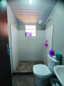 Banheiros completos são entregues pelos voluntários do projeto