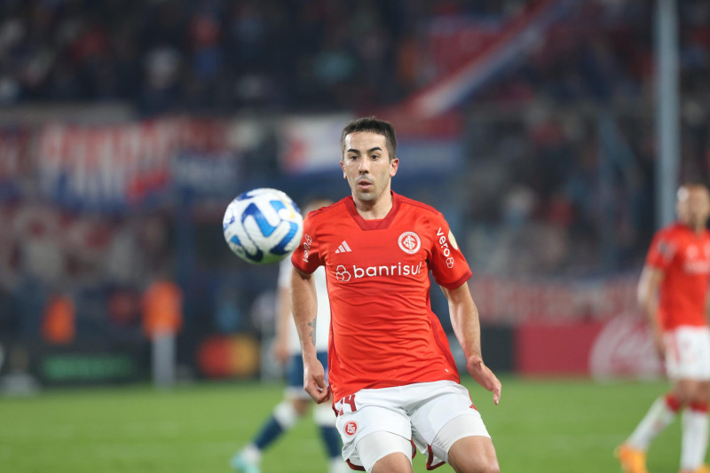 Meia uruguaio Carlos De Pena pode desfalcar a equipe contra o Vasco, no domingo  