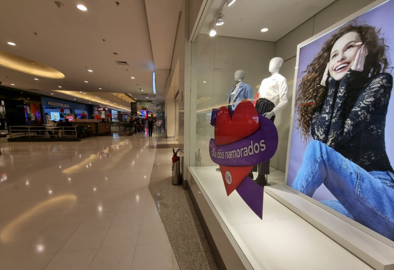Lojas estão vestidas à espera de casais que queiram combinar presentes e itens de inverno