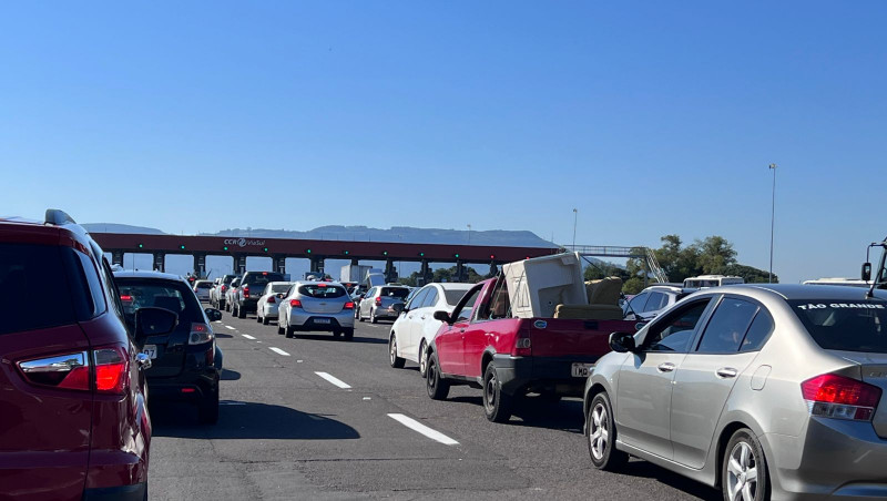 Até passar pelo pedágio, o motorista precisa encarar uma espera de mais de 10 minutos