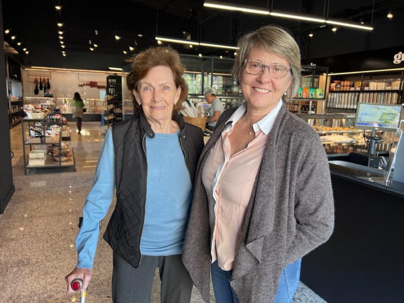 {'nm_midia_inter_thumb1':'https://www.jornaldocomercio.com/_midias/jpg/2023/06/09/206x137/1_minuto_varejo_banca_43_bairro_tres_figueiras_clientes_jornal_do_comercio-10235747.jpg', 'id_midia_tipo':'2', 'id_tetag_galer':'', 'id_midia':'648397121c324', 'cd_midia':10235747, 'ds_midia_link': 'https://www.jornaldocomercio.com/_midias/jpg/2023/06/09/minuto_varejo_banca_43_bairro_tres_figueiras_clientes_jornal_do_comercio-10235747.jpg', 'ds_midia': '<aspas>Ela veio fazer o ranchinho<aspas>, conta Tatiana (à direita), ao lado da mãe', 'ds_midia_credi': 'PATRÍCIA COMUNELLO/ESPECIAL/JC', 'ds_midia_titlo': '<aspas>Ela veio fazer o ranchinho<aspas>, conta Tatiana (à direita), ao lado da mãe', 'cd_tetag': '1', 'cd_midia_w': '800', 'cd_midia_h': '600', 'align': 'Left'}