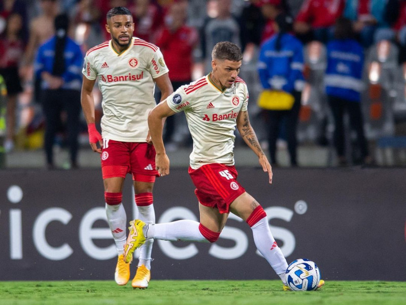 O Inter anunciou neste sábado a renovação de contrato do jovem Lucca, de 19 anos, artilheiro da base e recém-promovido ao time principal