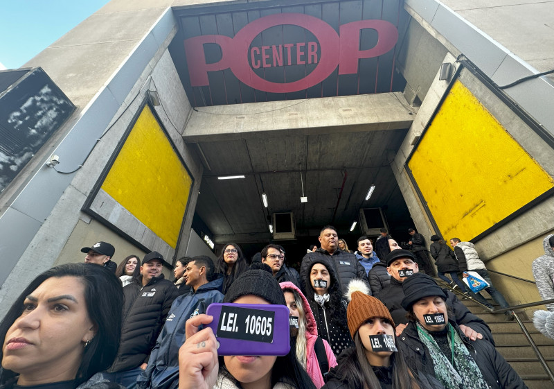 Participantes usaram adesivos na boca com número da lei que retirou camelôs da rua em 2009