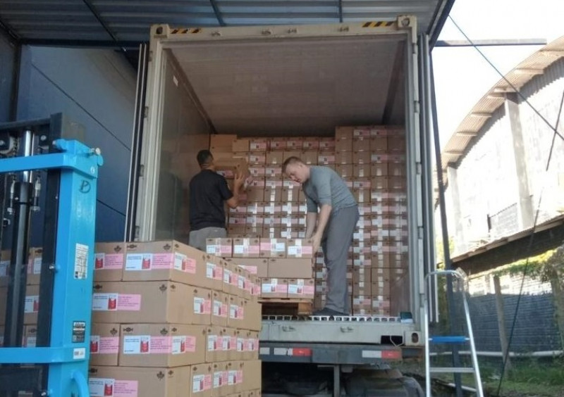 Carga com 1 milhão de trufas da marca de chocolate foi embarcada na fábrica em Gramado