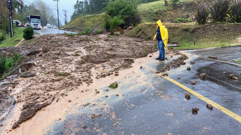 Chuvas provocaram desmoronamento que causaram interdição da rodvia RS-373, em Gramado