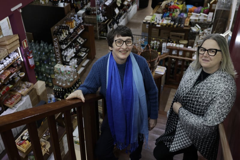 Ângela e Simone são sócias da Casa dos Vinhos, que funciona na rua Dr. Alcídes Cruz, nº 351 Foto: TÂNIA MEINERZ/JC