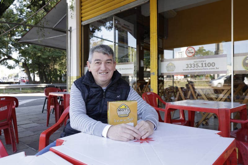 Cleumar Zambiazi &eacute; propriet&aacute;rio da lancheria Moita, tradicional do bairro Santa Cec&iacute;lia Foto: T&Acirc;NIA MEINERZ/JC