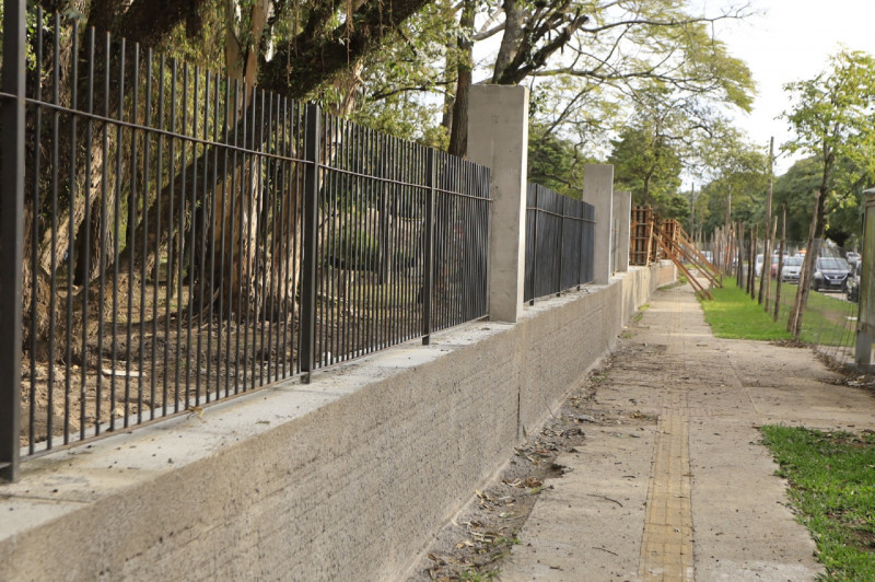 Estruturas com 70 centímetros foram colocadas ao redor do parque; medida faz parte da revitalização do local