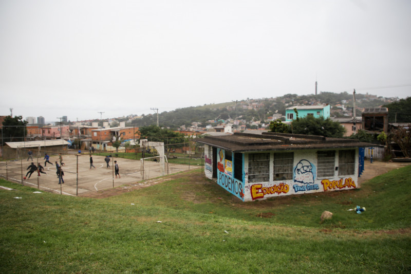Aulas são ministradas em uma área localizada na praça central da Vila Barracão, na Zona Sul de Porto Alegre 