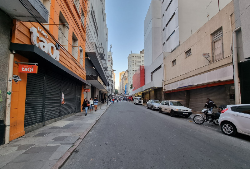 Rua Doutor Flores concentra pelo menos três redes que fecharam unidades em 2023