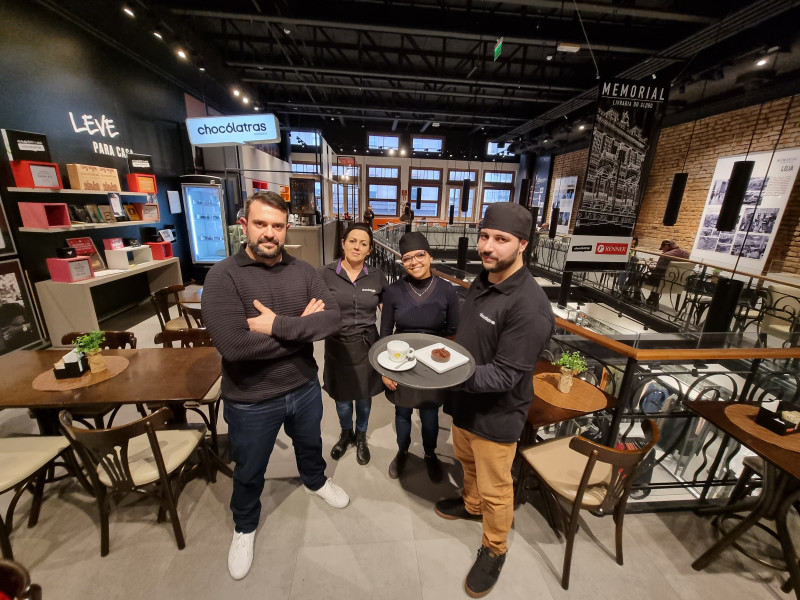 {'nm_midia_inter_thumb1':'https://www.jornaldocomercio.com/_midias/jpg/2023/06/20/206x137/1_minuto_varejo_renner_livraria_do_globo_cafeteria_jornal_do_comercio-10244643.jpg', 'id_midia_tipo':'2', 'id_tetag_galer':'', 'id_midia':'649212a190129', 'cd_midia':10244643, 'ds_midia_link': 'https://www.jornaldocomercio.com/_midias/jpg/2023/06/20/minuto_varejo_renner_livraria_do_globo_cafeteria_jornal_do_comercio-10244643.jpg', 'ds_midia': 'Minuto Varejo - Renner - Livraria do Globo - loja vai fechar - cafeteria Chocólatras - equipe - dono Daniel Pillar (Esquerda) com Camila Ribeiro (esq,), Gabriela Dornelles e Dionas dos Santos - Porto Alegre', 'ds_midia_credi': 'PATRÍCIA COMUNELLO/ESPECIAL/JC', 'ds_midia_titlo': 'Minuto Varejo - Renner - Livraria do Globo - loja vai fechar - cafeteria Chocólatras - equipe - dono Daniel Pillar (Esquerda) com Camila Ribeiro (esq,), Gabriela Dornelles e Dionas dos Santos - Porto Alegre', 'cd_tetag': '1', 'cd_midia_w': '800', 'cd_midia_h': '600', 'align': 'Left'}