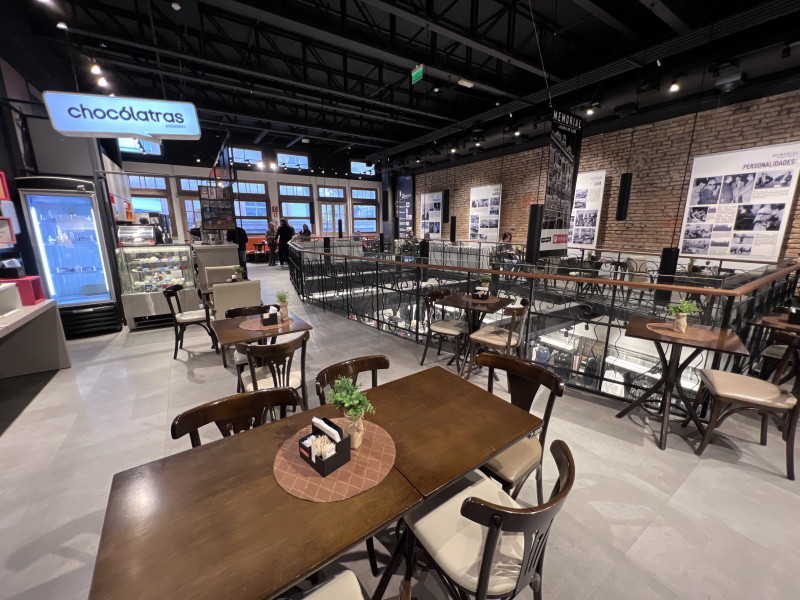 {'nm_midia_inter_thumb1':'https://www.jornaldocomercio.com/_midias/jpg/2023/06/21/206x137/1_minuto_varejo_loja_renner_cafeteria_memorial_livraria_do_globo_erico_jornal_do_comercio_3-10246333.jpg', 'id_midia_tipo':'2', 'id_tetag_galer':'', 'id_midia':'64936cfcee907', 'cd_midia':10246333, 'ds_midia_link': 'https://www.jornaldocomercio.com/_midias/jpg/2023/06/21/minuto_varejo_loja_renner_cafeteria_memorial_livraria_do_globo_erico_jornal_do_comercio_3-10246333.jpg', 'ds_midia': 'minuto varejo - loja - renner - cafeteria Chocólatras - Memorial Livraria do Globo -Erico Verissimo - estátua - Porto Alegre', 'ds_midia_credi': 'PATRÍCIA COMUNELLO/ESPECIAL/JC', 'ds_midia_titlo': 'minuto varejo - loja - renner - cafeteria Chocólatras - Memorial Livraria do Globo -Erico Verissimo - estátua - Porto Alegre', 'cd_tetag': '1', 'cd_midia_w': '800', 'cd_midia_h': '600', 'align': 'Left'}