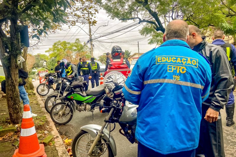 Ação somou 62 abordagens e 18 autuações, e recolheu duas motocicletas