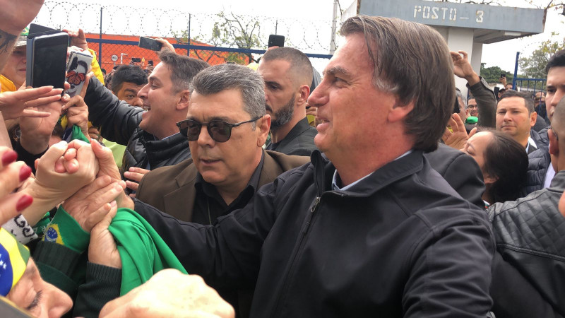 O ex-presidente cumprimentou apoiadores na chegada no Aeroporto Salgado Filho