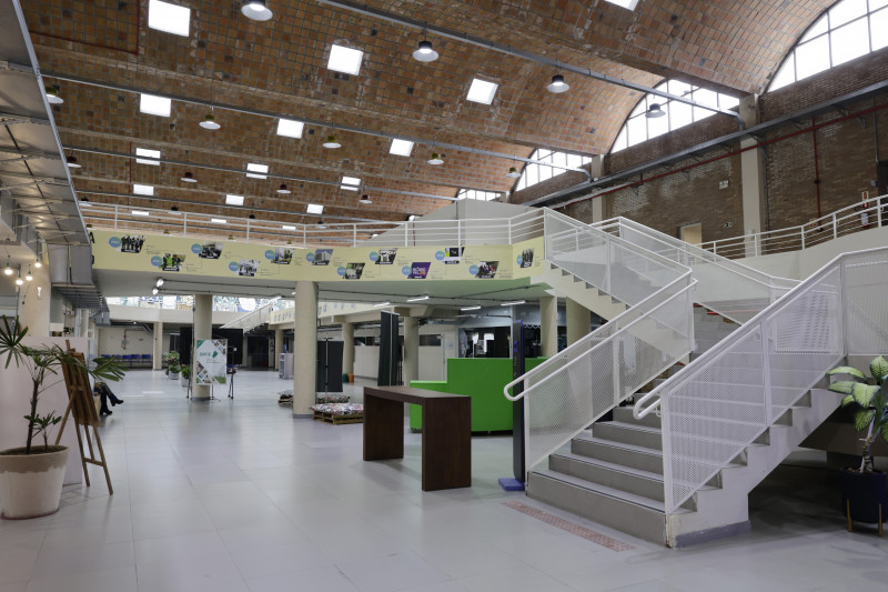 O espaço tem café, auditório para 230 pessoas, salas de reunião e mais de 60 empresas 