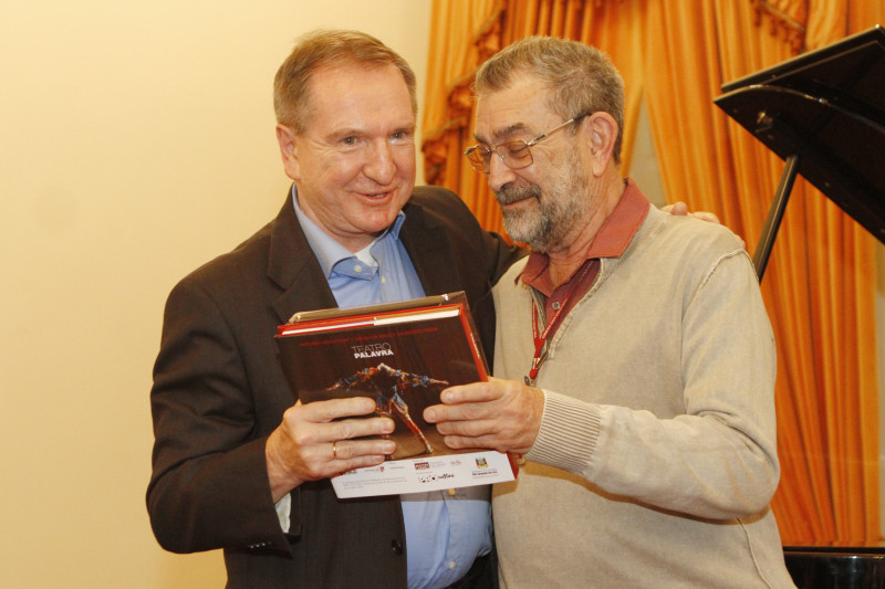 Diretor-presidente do JC, Mércio Tumelero recebeu distinção de Antonio Hohlfeldt durante solenidade