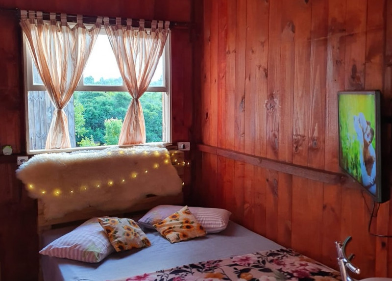 Os chal&eacute;s e as cabanas do Recanto Nativo s&atilde;o equipados com cozinha completa, banheira de hidromassagem, fog&atilde;o &agrave; lenha e sacada Foto: ARQUIVO PESSOAL/DIVULGA&Ccedil;&Atilde;O/JC