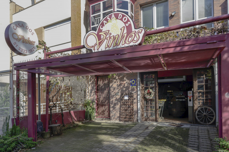 No espaço há mais de 2 mil rótulos de vinhos, além de outros produtos, como congelados e antepastos Foto: TÂNIA MEINERZ/JC