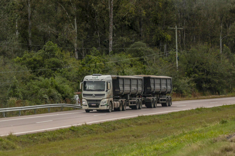 Mais de 60% de tudo o que é produzido e consumido no Brasil chega ao seu destino  por rodovias