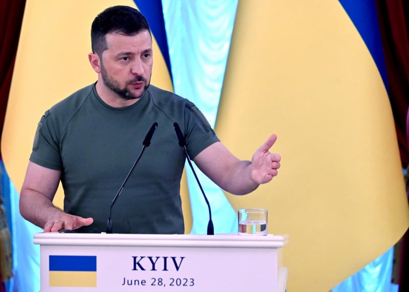  Ukrainian President Volodymyr Zelensky speaks during a press conference following talks with President of Poland and President of Lithuania, in Kyiv on June 28, 2023. (Photo by Sergei SUPINSKY / AFP)