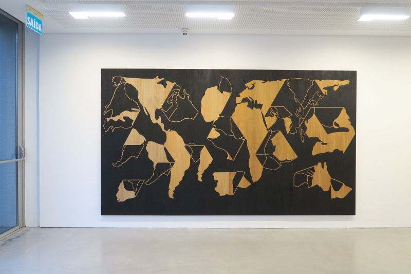 Pensando espaços e lugares por meio de representações cartográficas, Marina Camargo expõe quatro anos de produção artística na exposição A Certa Sombra, no Instituto Ling