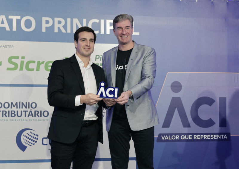 Presidente da ACI, Diogo Carlos Leuck entregou troféu a Giovanni Jarros Tumelero