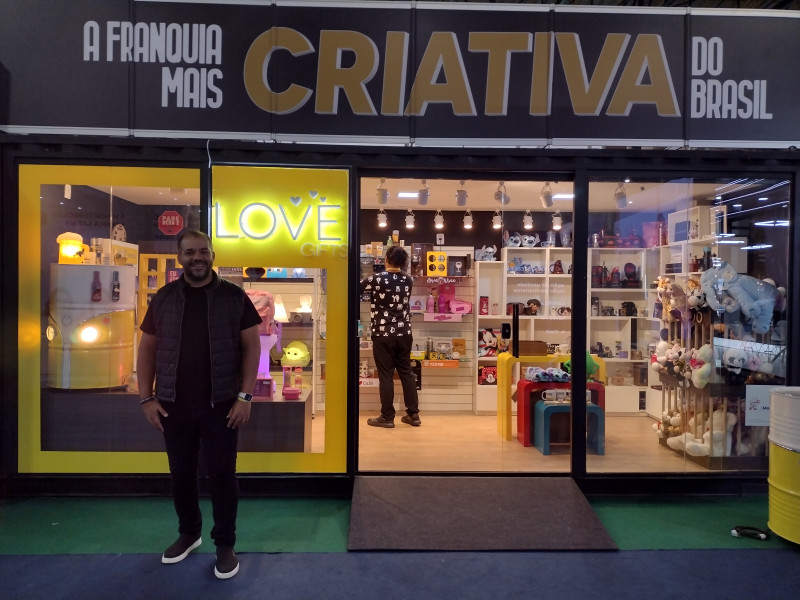 {'nm_midia_inter_thumb1':'https://www.jornaldocomercio.com/_midias/jpg/2023/07/01/206x137/1_img_20230629_125935677_hdr-10255712.jpg', 'id_midia_tipo':'2', 'id_tetag_galer':'', 'id_midia':'64a097e8dfcc7', 'cd_midia':10255712, 'ds_midia_link': 'https://www.jornaldocomercio.com/_midias/jpg/2023/07/01/img_20230629_125935677_hdr-10255712.jpg', 'ds_midia': ' Fábio Farias, CEO da Love Gifts, rede de franquias de presentes criativos que apresentou novo formato de loja da rede, em container', 'ds_midia_credi': 'Luciane Medeiros/Especial/JC', 'ds_midia_titlo': ' Fábio Farias, CEO da Love Gifts, rede de franquias de presentes criativos que apresentou novo formato de loja da rede, em container', 'cd_tetag': '1', 'cd_midia_w': '800', 'cd_midia_h': '600', 'align': 'Left'}