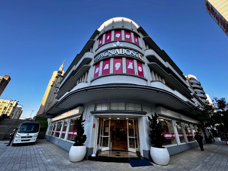 {'nm_midia_inter_thumb1':'https://www.jornaldocomercio.com/_midias/jpg/2023/07/02/206x137/1_minuto_varejo_caxias_do_sul_magnabosco_jornal_do_comercio-10255945.jpg', 'id_midia_tipo':'2', 'id_tetag_galer':'', 'id_midia':'64a1ed0dd2dda', 'cd_midia':10255945, 'ds_midia_link': 'https://www.jornaldocomercio.com/_midias/jpg/2023/07/02/minuto_varejo_caxias_do_sul_magnabosco_jornal_do_comercio-10255945.jpg', 'ds_midia': 'minuto varejo - caxias do sul - empreendimento - varejo - Magnabosco - centro - loja departamentos', 'ds_midia_credi': 'PATRICIA COMUNELLO/ESPECIAL/JC', 'ds_midia_titlo': 'minuto varejo - caxias do sul - empreendimento - varejo - Magnabosco - centro - loja departamentos', 'cd_tetag': '1', 'cd_midia_w': '800', 'cd_midia_h': '600', 'align': 'Left'}