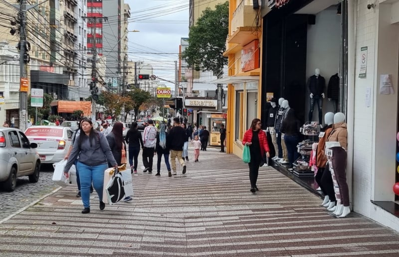 Centro tem diversidade de redes e marcas locais e atrai consumidores, como na avenida Júlio de Castilhos