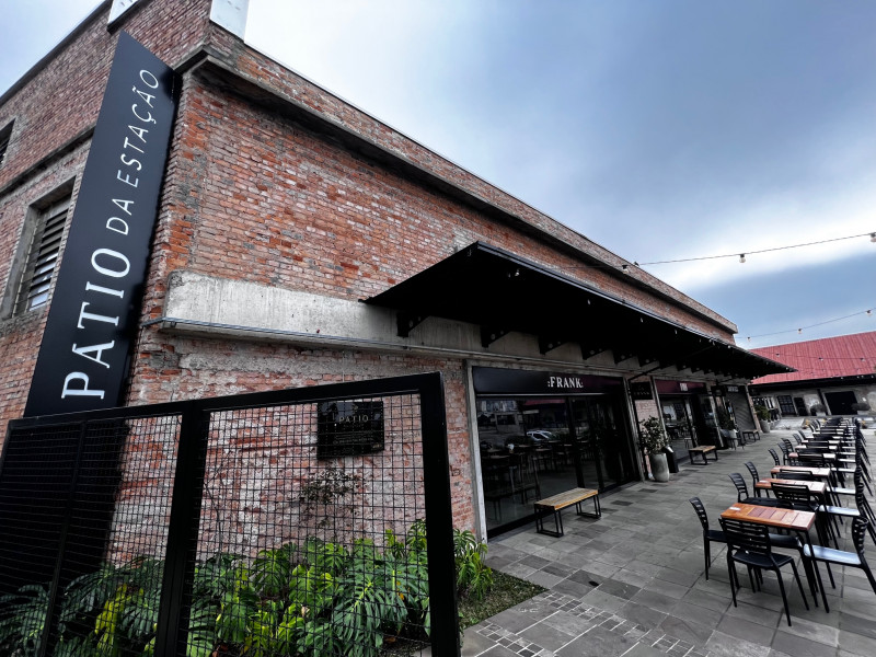 {'nm_midia_inter_thumb1':'https://www.jornaldocomercio.com/_midias/jpg/2023/07/02/206x137/1_minuto_varejo_caxias_do_sul_patio_da_estacao_jornal_do_comercio-10255922.jpg', 'id_midia_tipo':'2', 'id_tetag_galer':'', 'id_midia':'64a1ec934a89f', 'cd_midia':10255922, 'ds_midia_link': 'https://www.jornaldocomercio.com/_midias/jpg/2023/07/02/minuto_varejo_caxias_do_sul_patio_da_estacao_jornal_do_comercio-10255922.jpg', 'ds_midia': 'Pátio fica em antiga vinícola e estação de trem no bairro São Pelegrino', 'ds_midia_credi': 'PATRICIA COMUNELLO/ESPECIAL/JC', 'ds_midia_titlo': 'Pátio fica em antiga vinícola e estação de trem no bairro São Pelegrino', 'cd_tetag': '1', 'cd_midia_w': '800', 'cd_midia_h': '600', 'align': 'Left'}